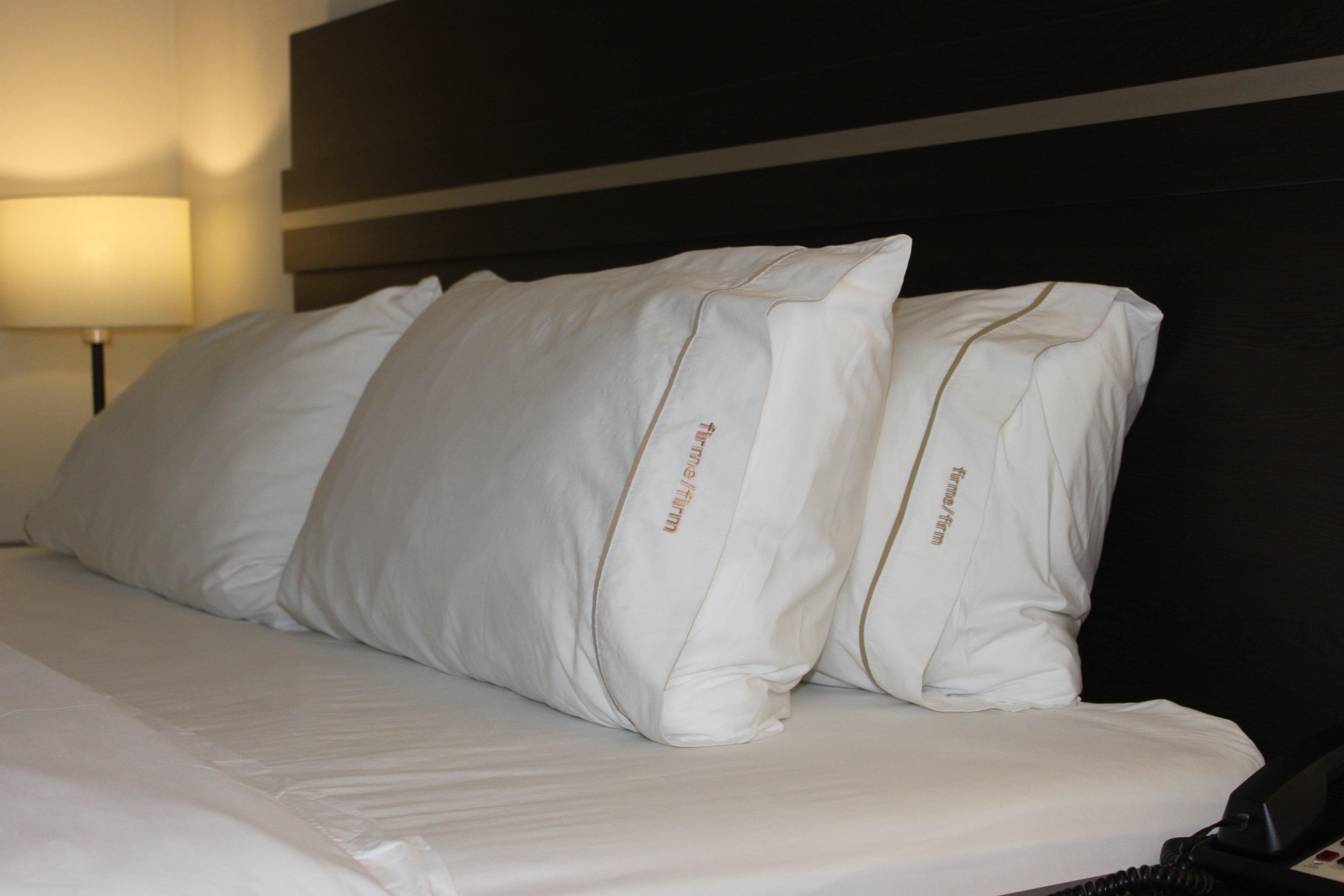 Holiday Inn Express Guaymas By Ihg Exterior foto Pillows on a bed
