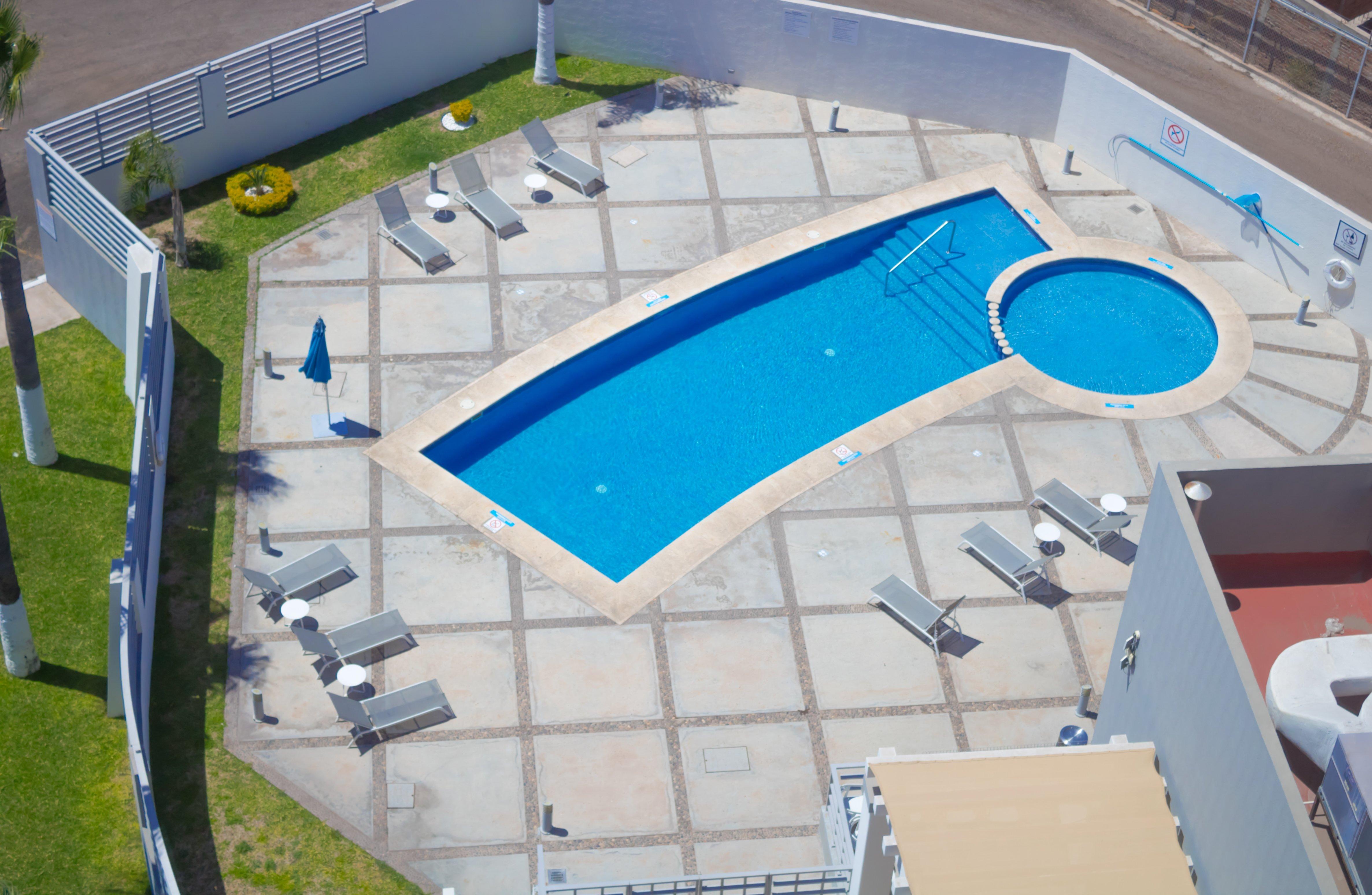 Holiday Inn Express Guaymas By Ihg Exterior foto Aerial view of a swimming pool