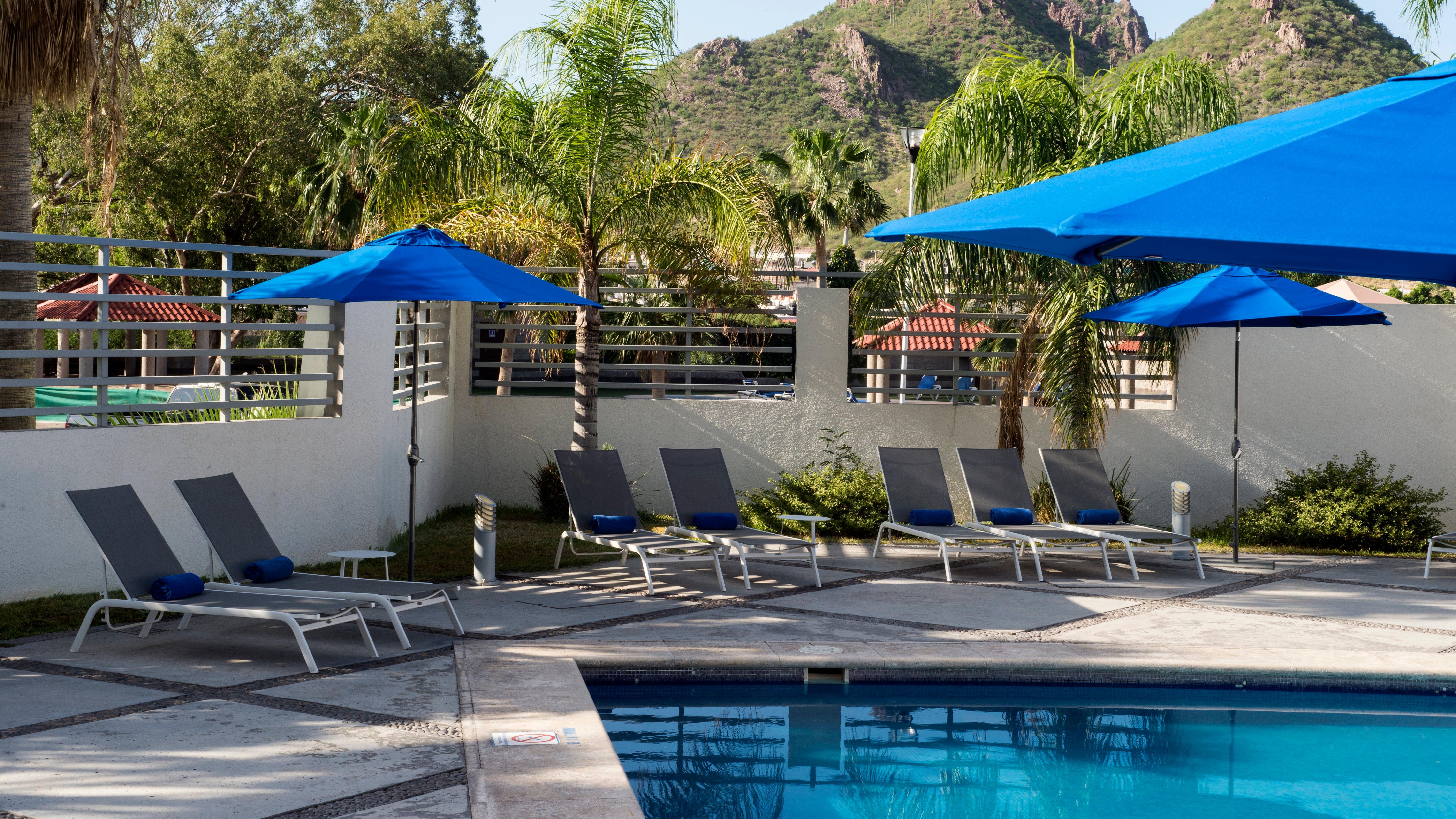 Holiday Inn Express Guaymas By Ihg Exterior foto The pool at the Beverly Hills Hotel