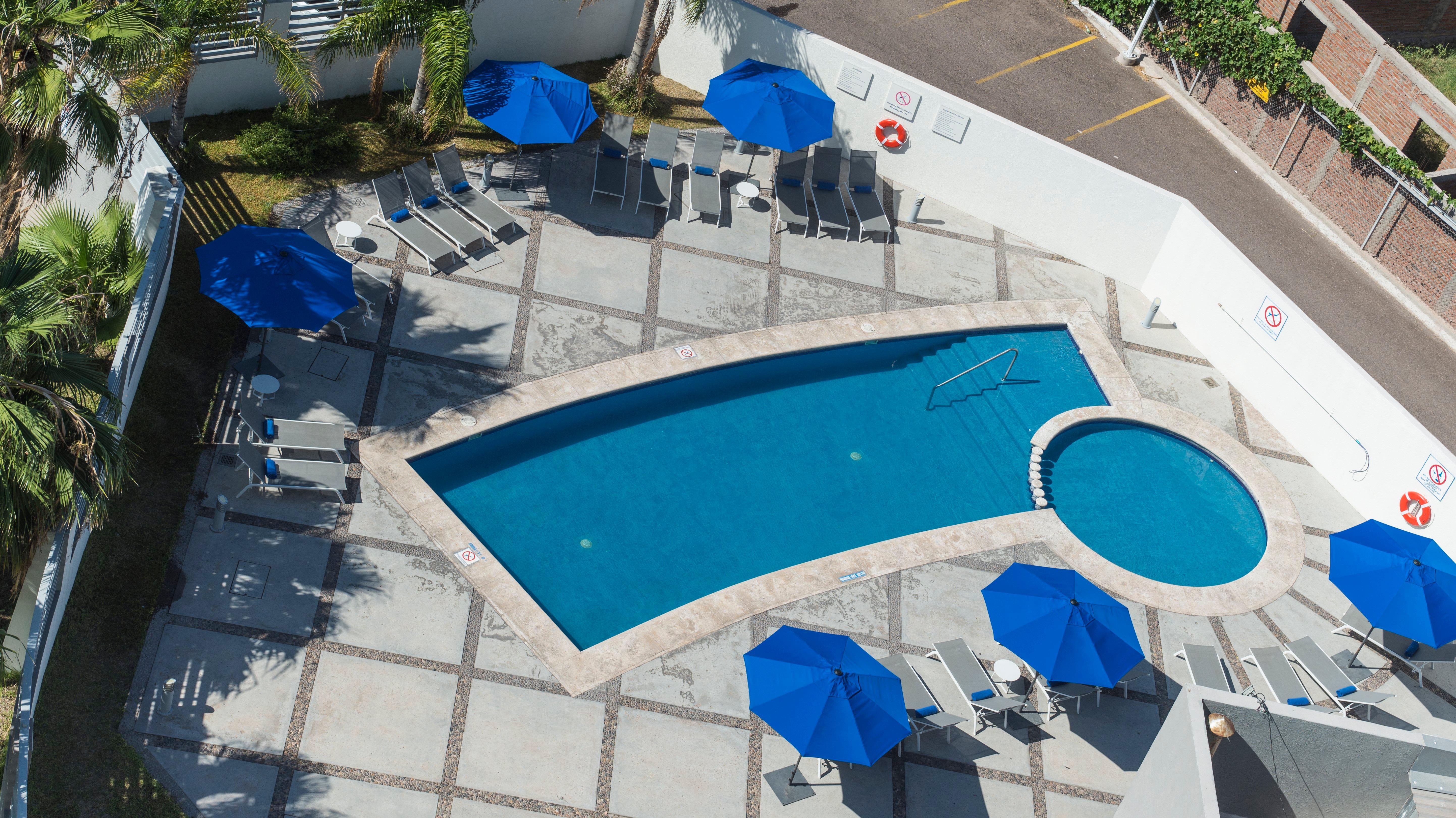 Holiday Inn Express Guaymas By Ihg Exterior foto Aerial view of the pool at the hotel