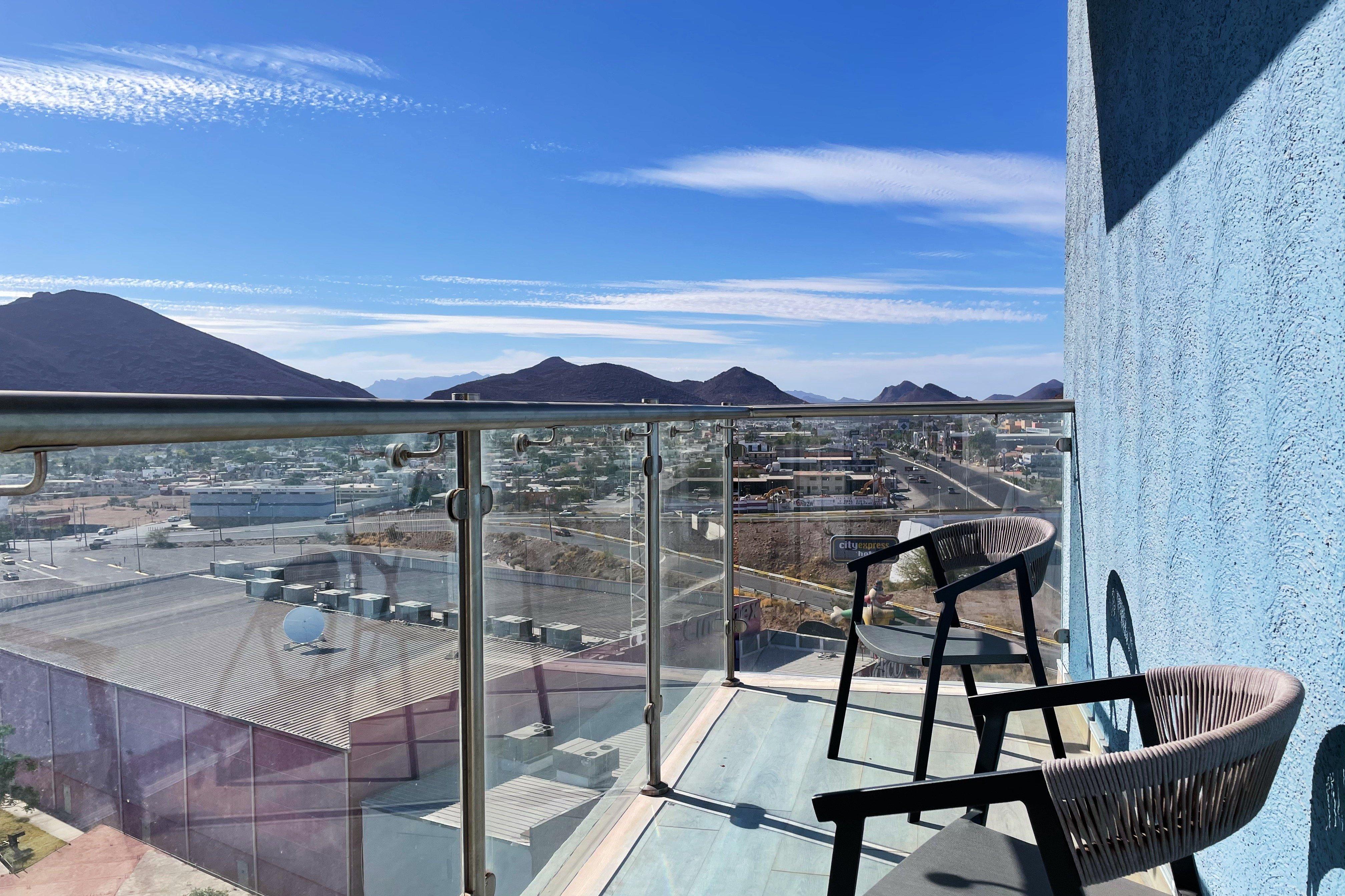 Holiday Inn Express Guaymas By Ihg Exterior foto View from the balcony of a suite at the M Resort