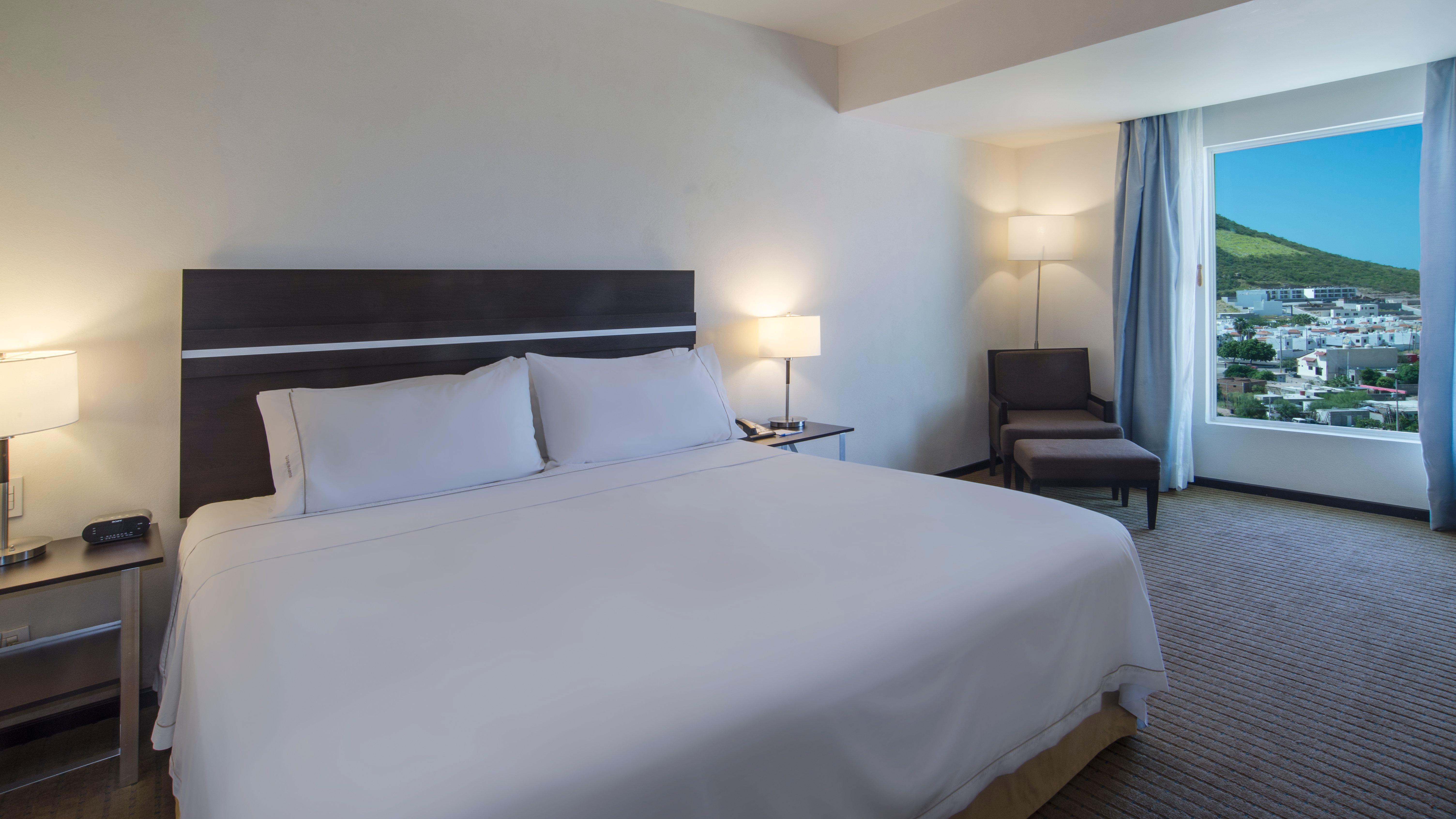 Holiday Inn Express Guaymas By Ihg Exterior foto A guest room at the Hilton San Francisco Airport
