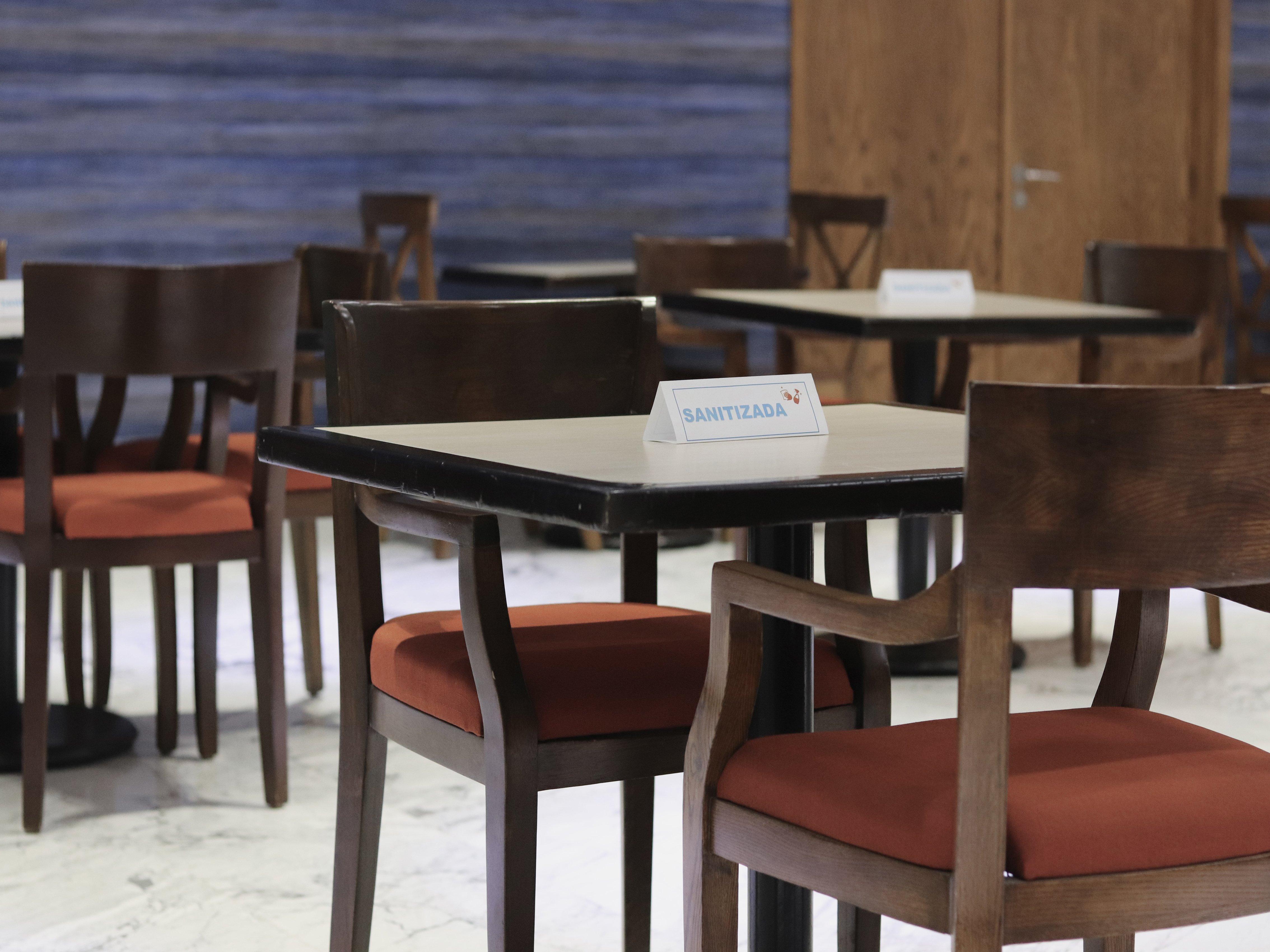 Holiday Inn Express Guaymas By Ihg Exterior foto A table and chairs